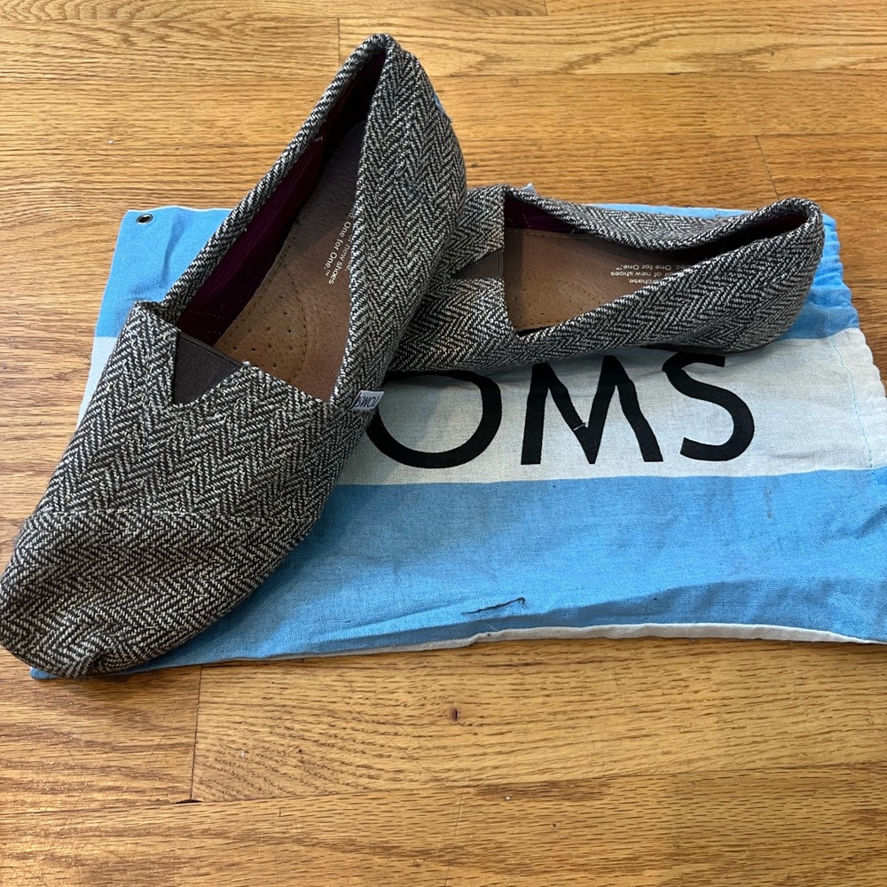 Tom’s size 9 brown patterned slides, with original bag